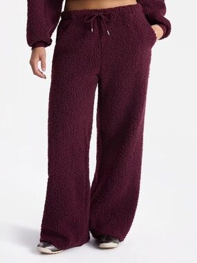 No Boundaries Women's Wide-Leg Plush Pants in Burgundy